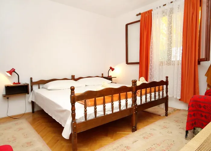 Zavala 594b * Jelsa (Hvar)