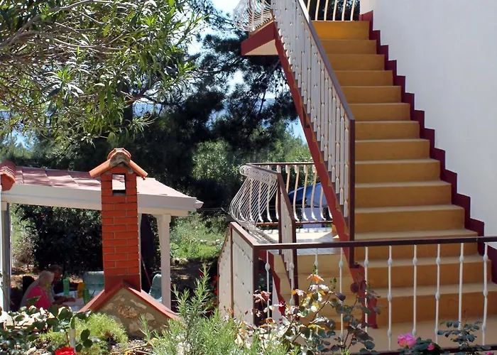 Zavala 594b * Jelsa (Hvar)